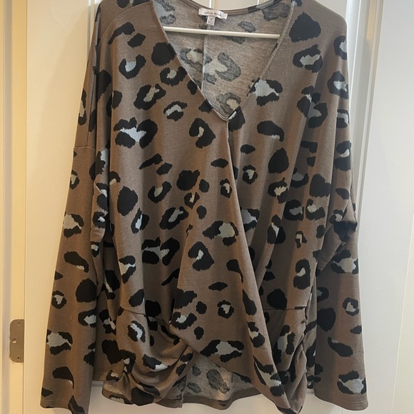 EUC 1X White Birch Twisted Hem Leopard Top - Picture 1 of 5